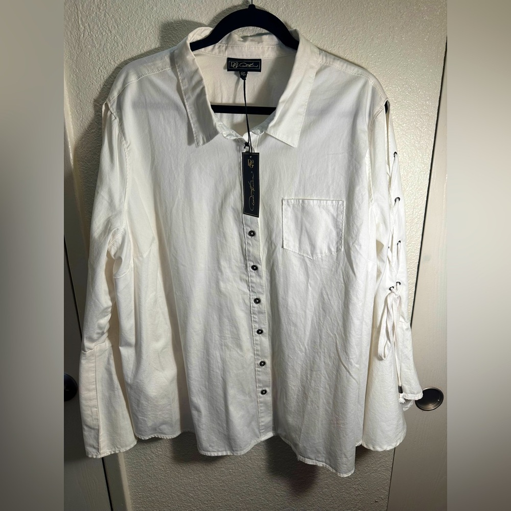 NWT Women’s white button down shirt by DG2. Size 2X.
